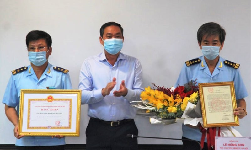 Lãnh đạo UBND TP Hà Nội trao thư khen của Bí thư Thành ủy Hà Nội cho Cục Hải quan thành phố.