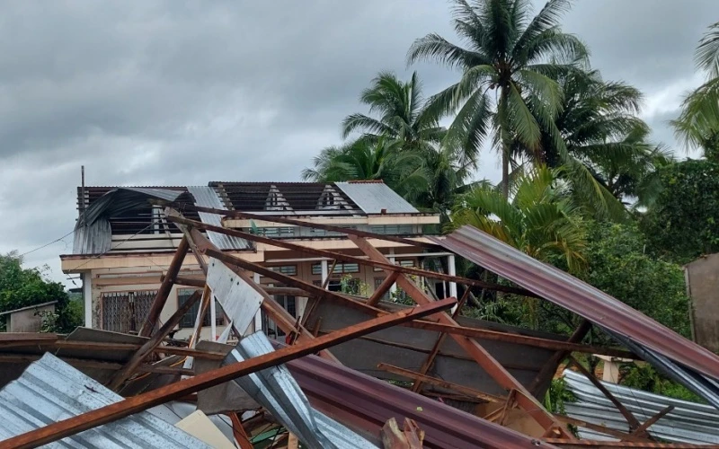 Nhiều căn nhà ở xã Tân Long (huyện Mang Thít, tỉnh Vĩnh Long) bị sập và tốc mái.