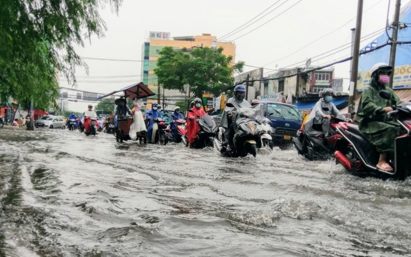 Khu vực đường Đinh Bộ Lĩnh, quận Bình Thạnh nước ngập cao sau cơn mưa, sáng 25-5.