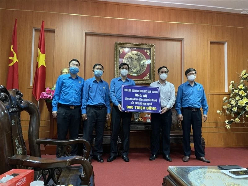 Phó Chủ tịch Tổng LĐLĐ Việt Nam Ngọ Duy Hiểu (thứ 3 từ trái sang) trao hỗ trợ tới LĐLĐ tỉnh Bắc Giang.