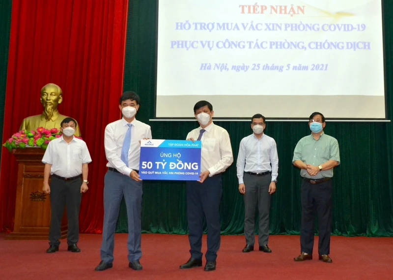 Bộ trưởng Y  tế Nguyễn Thanh Long tiếp nhận ủng hộ kinh phí mua vaccine phòng, chống Covid-19 từ Tổng Giám đốc Tập đoàn Hòa Phát Nguyễn Việt Thắng.