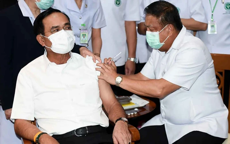 Thủ tướng Thái Lan Prayut Chan-o-cha tiêm mũi vaccine AstraZeneca thứ hai hôm 24-5. (Ảnh Bangkok Post)