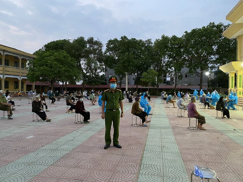 Lấy mẫu xét nghiệm cho người dân ở huyện Thuận Thành, Bắc Ninh.