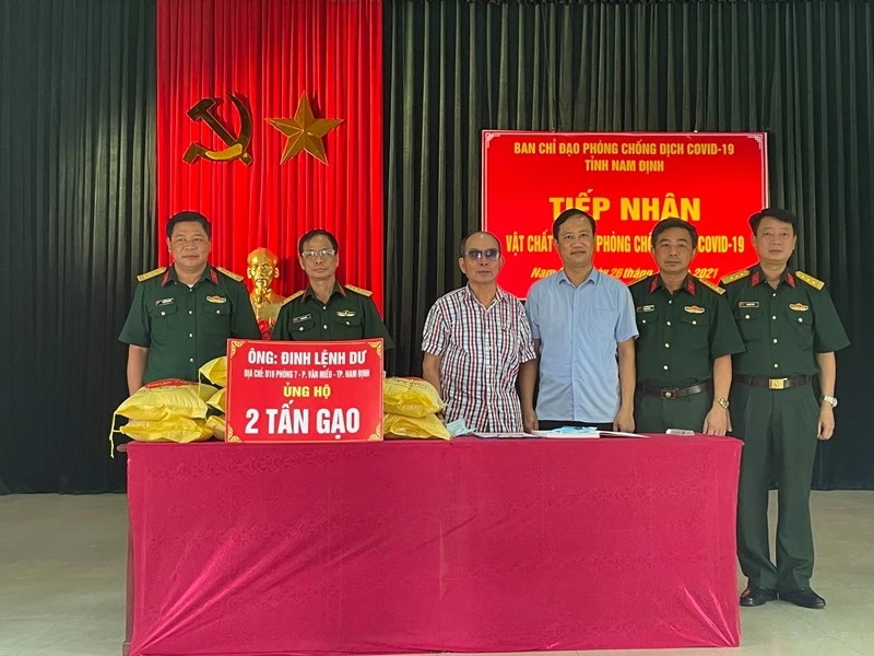 Ông Đinh Lệnh Dư ủng hộ hai tấn gạo cho công tác phòng, chống dịch Covid-19 tại Ủy ban MTTQ Việt Nam tỉnh Nam Định.