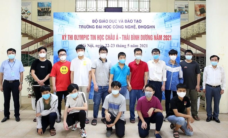 Các học sinh thuộc đội tuyển quốc gia Việt Nam dự thi Olympic Tin học châu Á - Thái Bình Dương 2021.