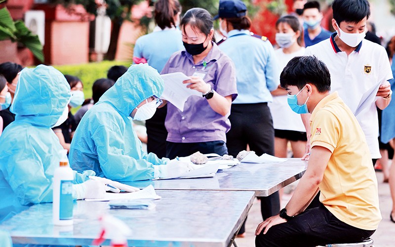 Lực lượng y tế xét nghiệm cho người dân thôn Bầu, xã Kim Chung, Đông Anh (Hà Nội). Ảnh | Nguyễn Hải