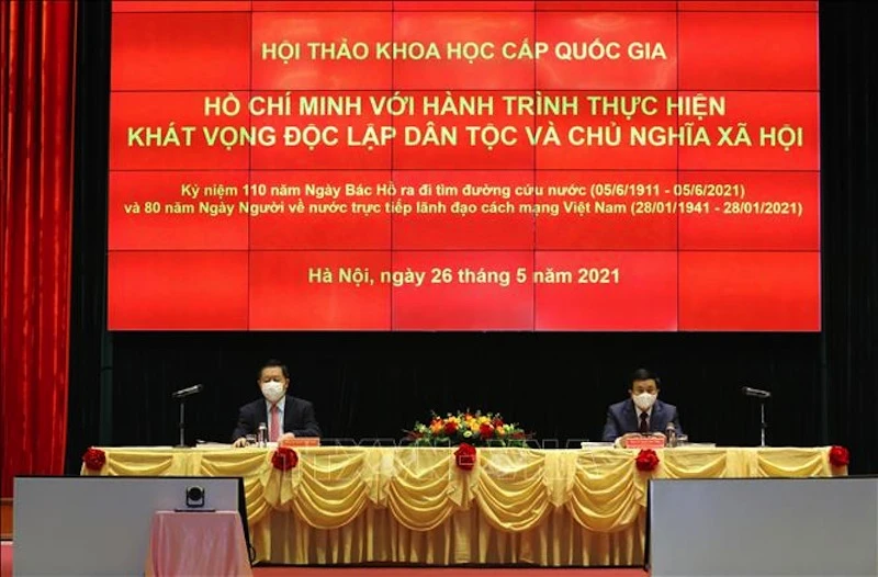 Đồng chí Nguyễn Xuân Thắng, Ủy viên Bộ Chính trị, Giám đốc Học viện Chính trị quốc gia Hồ Chí Minh, Chủ tịch Hội đồng Lý luận Trung ương và đồng chí Nguyễn Trọng Nghĩa, Bí thư Trung ương Đảng, Trưởng Ban Tuyên giáo Trung ương chủ trì Hội thảo. Ảnh: Nguyễn Điệp/TTXVN