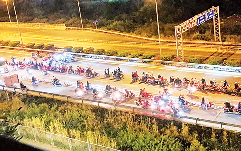 Nhiều “quái xế” tụ tập đua xe trái phép ở đường dẫn cao tốc TP Hồ Chí Minh - Long Thành - Dầu Giây ngày 24-3. Ảnh | TIẾN DŨNG