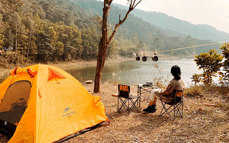Khách du lịch cắm trại bên hồ Ðồng Ðò, Sóc Sơn (Hà Nội). Ảnh: THU HƯƠNG
