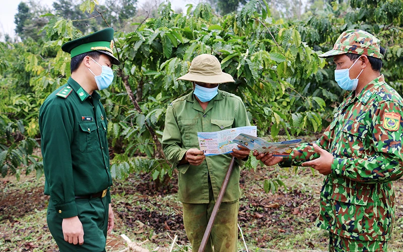 Cán bộ, chiến sĩ Biên phòng Ðắk Nông về buôn làng tuyên truyền phòng, chống dịch Covid-19.