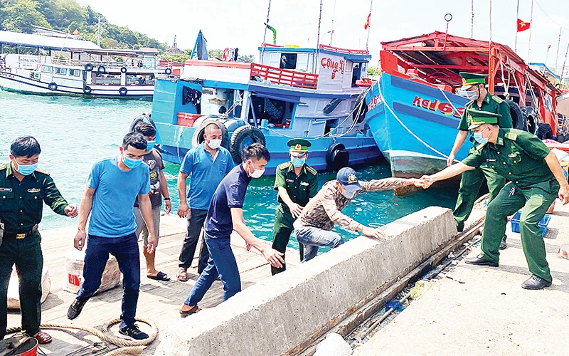 Bộ đội Biên phòng Kiên Giang áp giải các đối tượng tổ chức vượt biên trái phép lên bờ.