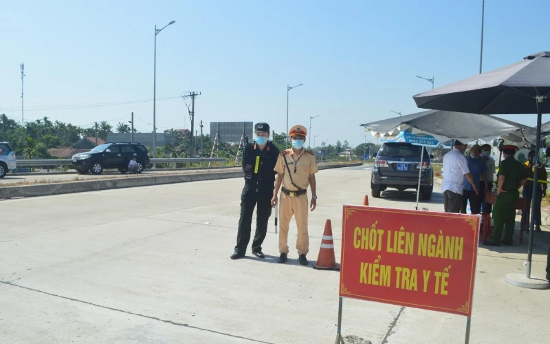 Chốt kiểm tra y tế tại điểm ra, vào cao tốc Đà Nẵng - Quảng Ngãi thuộc huyện Sơn Tịnh.