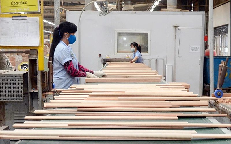 Sản xuất đồ gỗ tại Công ty TNHH Scancom Việt Nam, Khu công nghiệp Sóng Thần (Bình Dương). Ảnh: NGỌC THANH