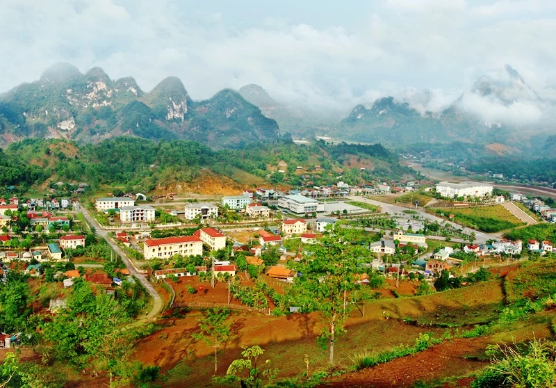 Một góc thị trấn Phiêng Lanh, huyện Quỳnh Nhai, sau 10 năm di chuyển tái định cư thủy điện Sơn La. (Ảnh: Đức Tuấn)