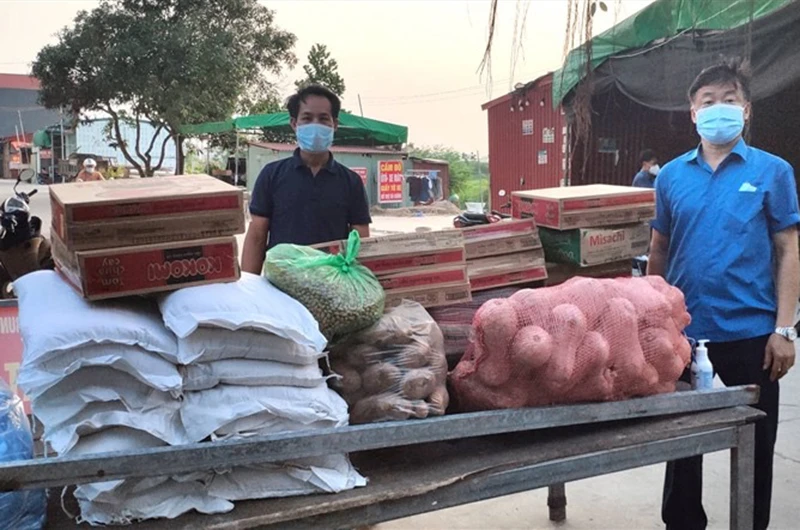 LĐLĐ tỉnh Bắc Giang vận chuyển lương thực, hàng hóa thiết yếu đến tận khu nhà trọ hiện đang cách ly.