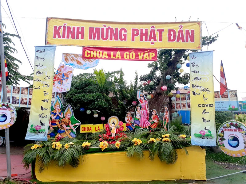 Bên ngoài chùa Lá ở phường 14, quận Gò Vấp, TP Hồ Chí Minh. (Ảnh: THÙY TRANG)