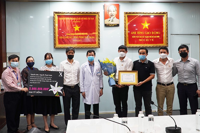 Nghệ sĩ Quyền Linh và những nhà hảo tâm gửi tặng 2 tỷ đồng cho Bắc Giang và Bệnh viện K (Hà Nội) để hỗ trợ phòng, chống dịch Covid-19.