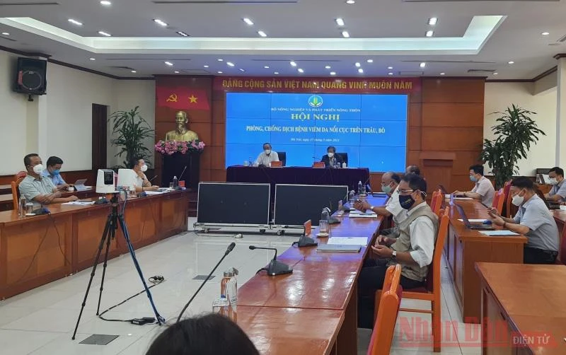 Toàn cảnh Hội nghị trực tuyến phòng chống bệnh viêm da nổi cục trên trâu bò tại điểm cầu Hà Nội.