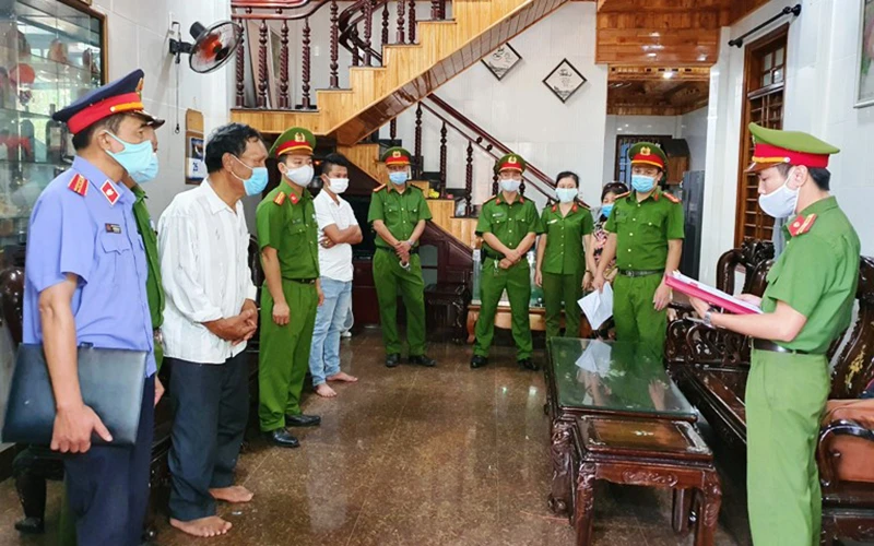 Cơ quan CSĐT Công an tỉnh Thừa Thiên Huế thực hiện thủ tục khởi tố, bắt giam Nguyễn Quyền và các đối tượng có liên quan trong vụ án.