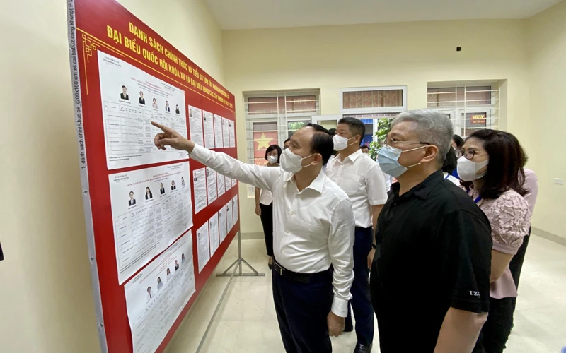 Chủ tịch Ủy ban Bầu cử thành phố Hà Nội kiểm tra công tác bầu cử tại Hoàn Kiếm.