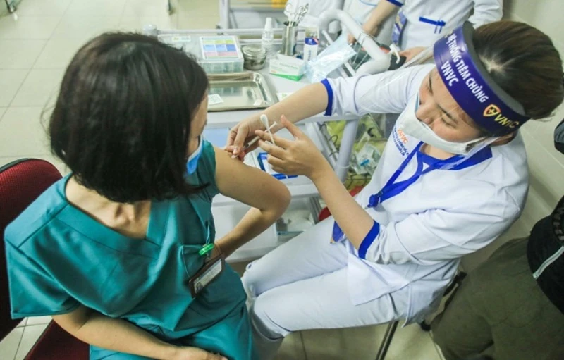 Hà Nội thực hiện tiêm vaccine cho lực lượng tuyến đầu phòng, chống dịch.