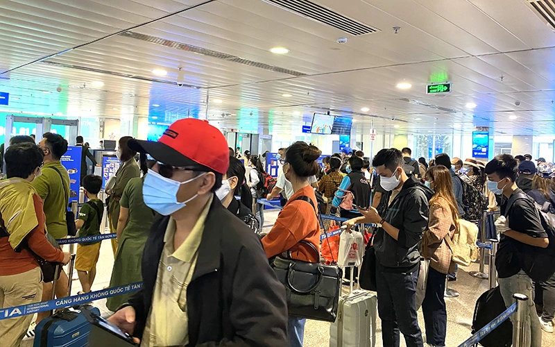 Hành khách xếp hàng làm thủ tục tại Cảng hàng không quốc tế Tân Sơn Nhất dịp lễ 30-4 vừa qua.
