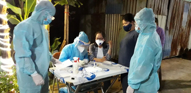 Truy vết, xét nghiệm tại tòa nhà quận Phú Nhuận có ca nghi nhiễm Covid-19.