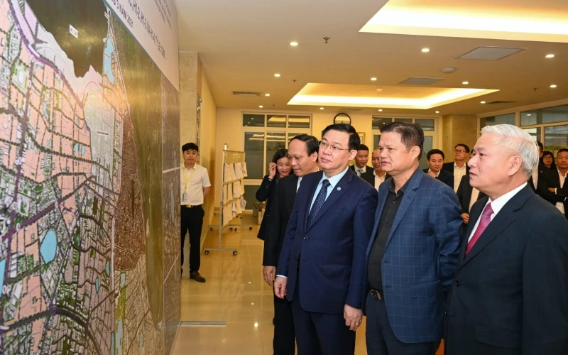 Các đồng chí lãnh đạo Trung ương và TP Hà Nội xem bản đồ quy hoạch phân khu nội đô Hà Nội.