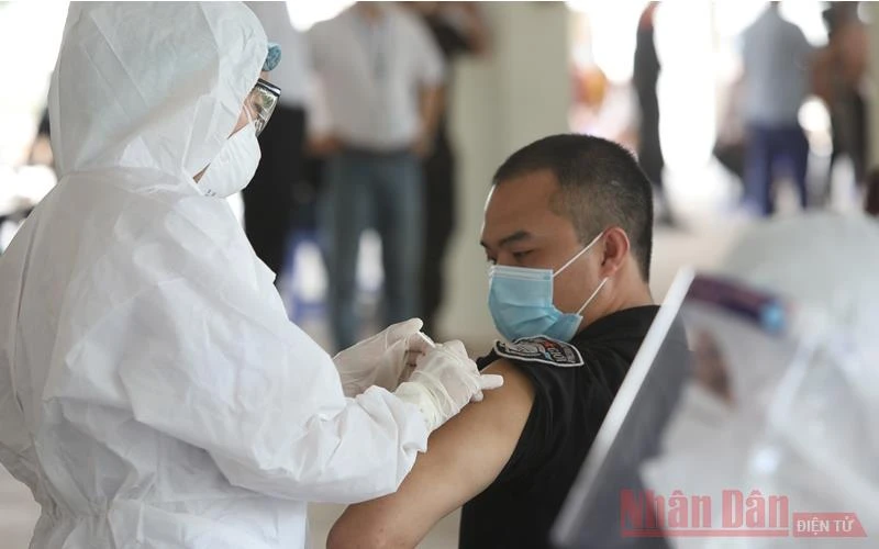 Tiêm vaccine phòng Covid-19 cho công nhân công ty FuHong.