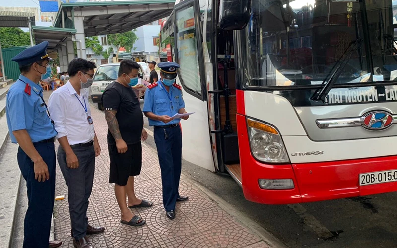 Thanh tra giao thông Lai Châu kiểm tra công tác phòng, chống dịch bệnh Covid đối với các đơn vị kinh doanh vận tải hành khách tại Lai Châu.