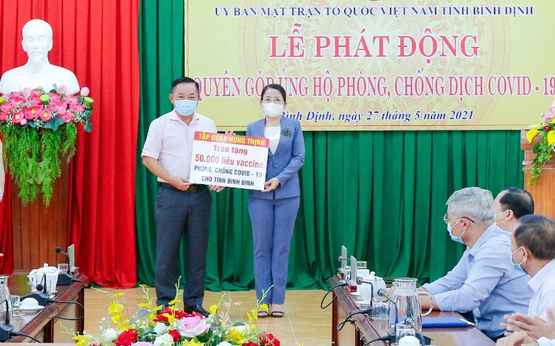 Ông Nguyễn Hữu Sang – Đại diện Tập đoàn Hưng Thịnh trao tặng 50.000 liều vaccine phòng, chống Covid-19 cho tỉnh Bình Định