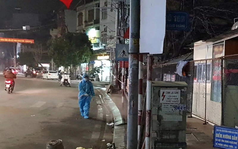 Lực lượng y tế phun thuốc khử khuẩn tại khu dân cư trên địa bàn thành phố Hạ Long, Quảng Ninh