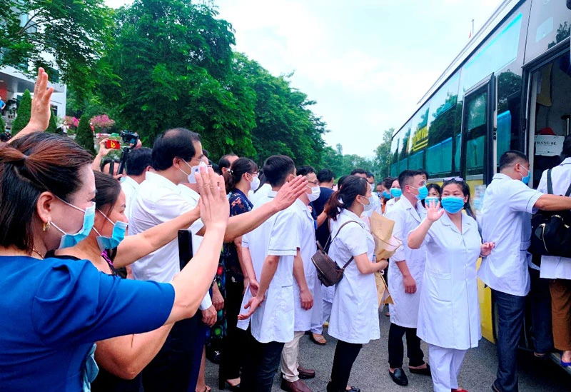 Đoàn bác sĩ, nhân viên y tế tỉnh Lào Cai xuất quân lên đường giúp tỉnh Bắc Giang chống dịch Covid-19.