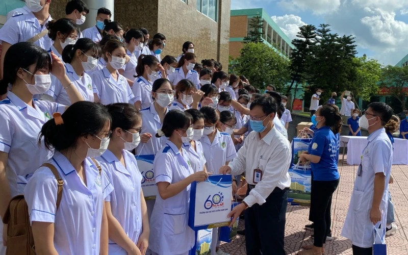 Lãnh đạo Sở Y tế Nam Định và Trường đại học Điều dưỡng trao quà động viên các chiến sĩ tình nguyện trước giờ lên đường.