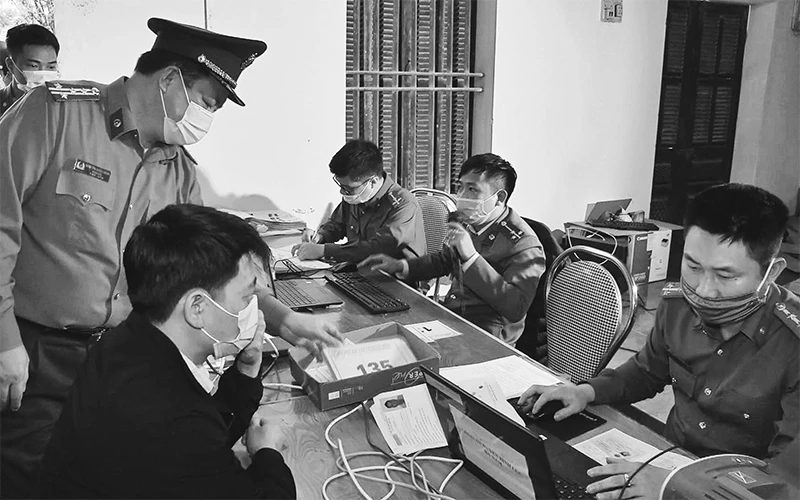 Lãnh đạo Công an tỉnh Hà Nam kiểm tra công tác làm thẻ căn cước công dân tại các điểm lưu động.