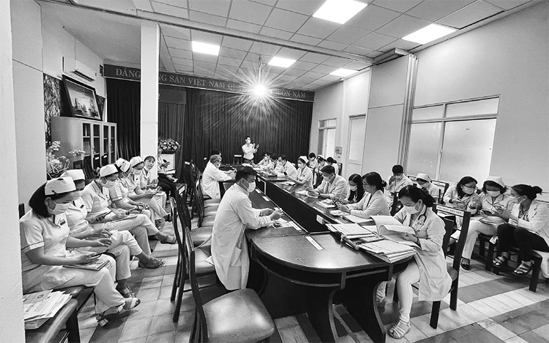Các y, bác sĩ Bệnh viện Lê Văn Thịnh (Bệnh viện quận 2 cũ), TP Thủ Ðức, TP Hồ Chí Minh cài đặt ứng dụng VssID - Bảo hiểm xã hội số.