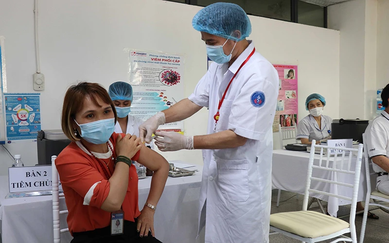 Tiêm vắc-xin phòng Covid-19 cho công nhân tại Khu công nghiệp Quế Võ, tỉnh Bắc Ninh. Ảnh: THÁI HÙNG