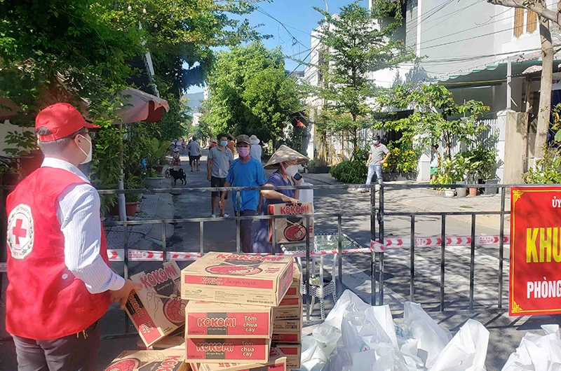 Tặng túi hàng gia đình cho người dân khó khăn tại phường Nại Hiên Đông.