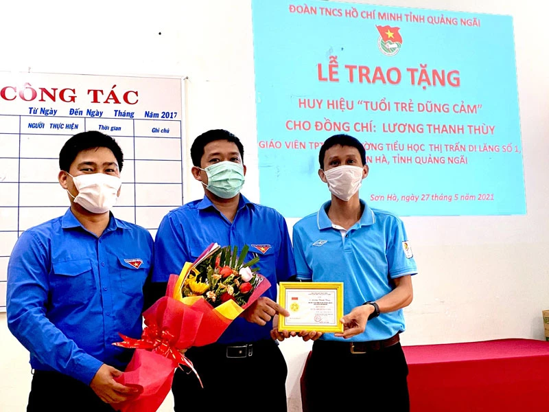 Trao Huy hiệu "Tuổi trẻ dũng cảm" tặng Tổng phụ trách đội Lương Thanh Thùy. 