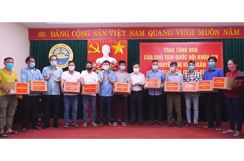 Lãnh đạo tỉnh Quảng Bình trao quà cho ngư dân.