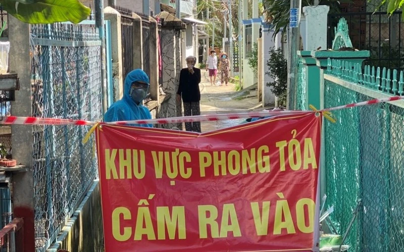 Phong tỏa con hẻm, cách ly 28 ngày với 31 hộ dân nơi BN 6325 sinh sống.