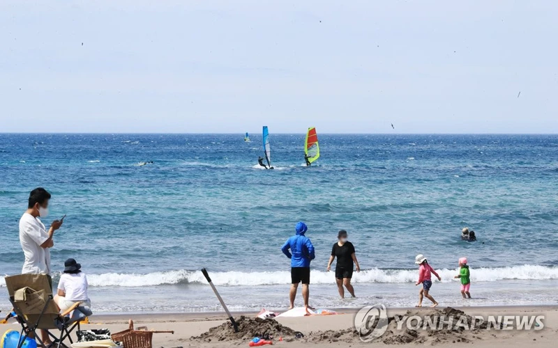 Du khách tập trung ở một bãi biển phía nam đảo Jeju hôm 15-5 (Ảnh: Yonhap)