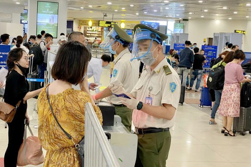 Lực lượng An ninh hàng không Nội Bài được trang bị đầy đủ găng tay, khẩu trang, tấm chắn giọt bắn trong khi tiếp xúc với hành khách. (Ảnh: NIA)