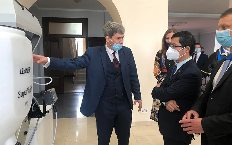 Đại sứ Việt Nam tại Ukraine Nguyễn Hồng Thạch thăm NUBIP.