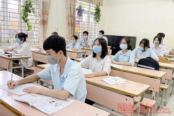 Học sinh khối 9 Trường THCS thị trấn Cái Rồng, huyện Vân Đồn được bố trí ngồi giãn cách.