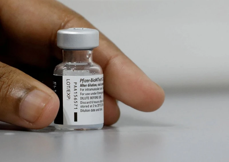 Lọ vaccine ngừa Covid-19 của Pfizer. Ảnh: Reuters.