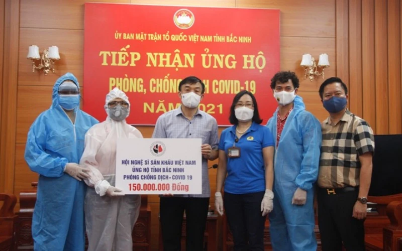 Hội Nghệ sĩ Sân Khấu Việt Nam trao tặng tiền, vật tư phòng chống dịch cho MTTQ tỉnh Bắc Ninh.