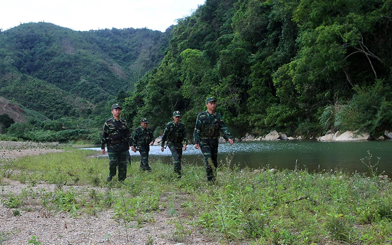 Bộ đội Biên phòng tỉnh Quảng Trị tuần tra, kiểm soát ngăn chặn tội phạm trên tuyến biên giới. 