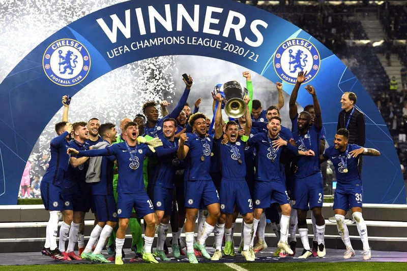 Các cầu thủ Chelsea hân hoan giương cao cúp vô địch Champions League.