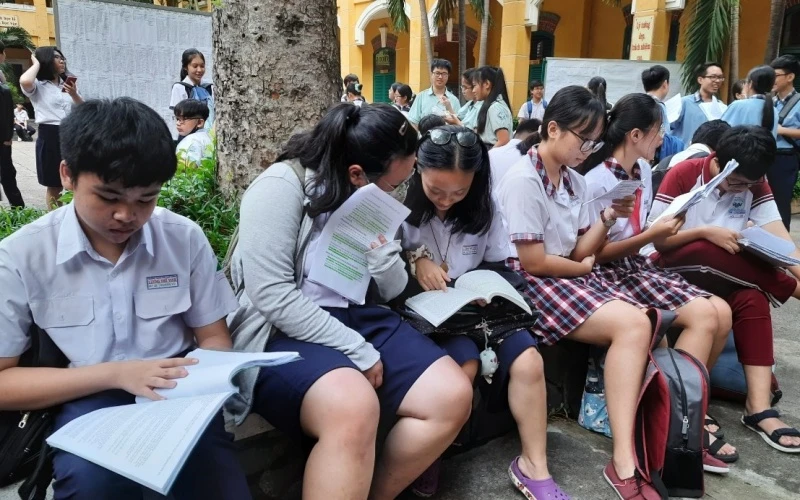 Học sinh TP Hồ Chí Minh thì vào lớp 10 năm học 2020-2021. (Ảnh minh họa)